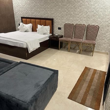 Ceremony Hotel And Banquets 法里达巴德 外观 照片