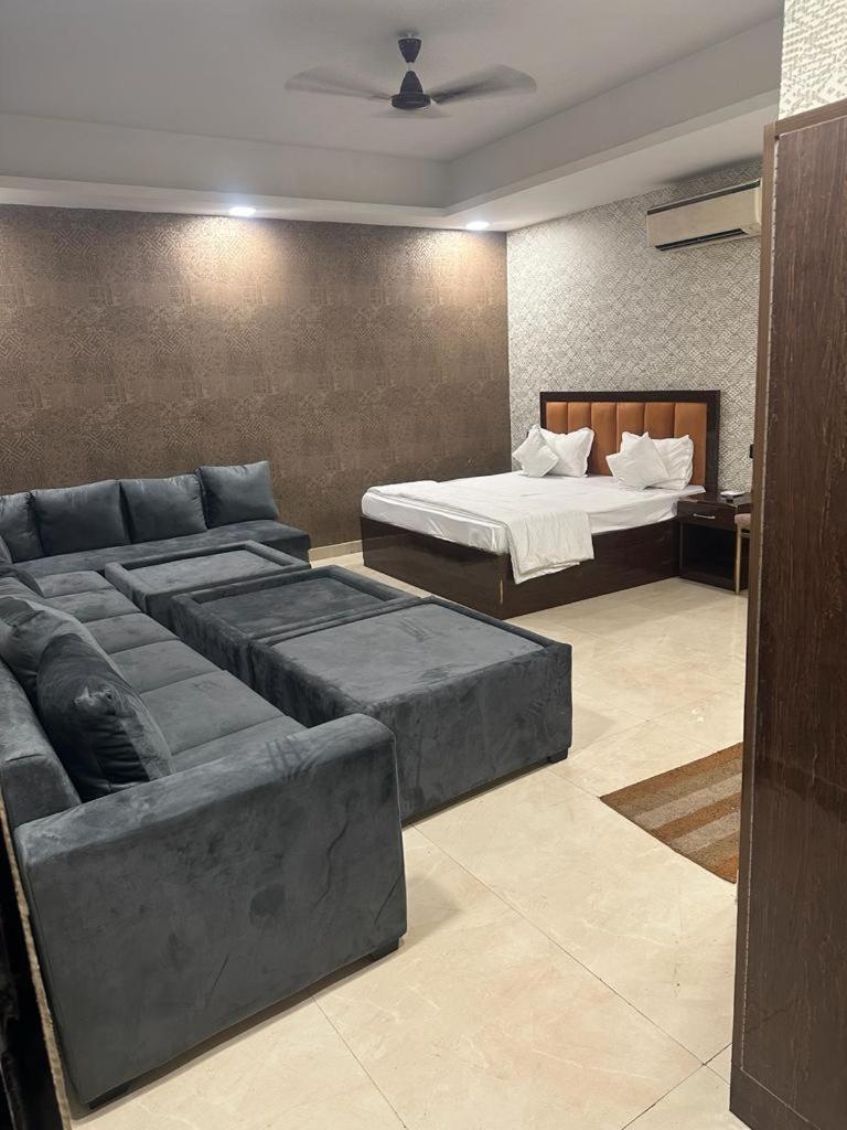 Ceremony Hotel And Banquets 法里达巴德 外观 照片