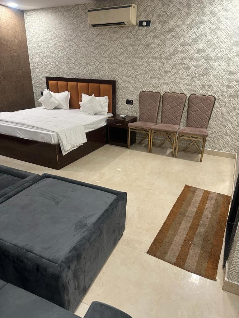 Ceremony Hotel And Banquets 法里达巴德 外观 照片